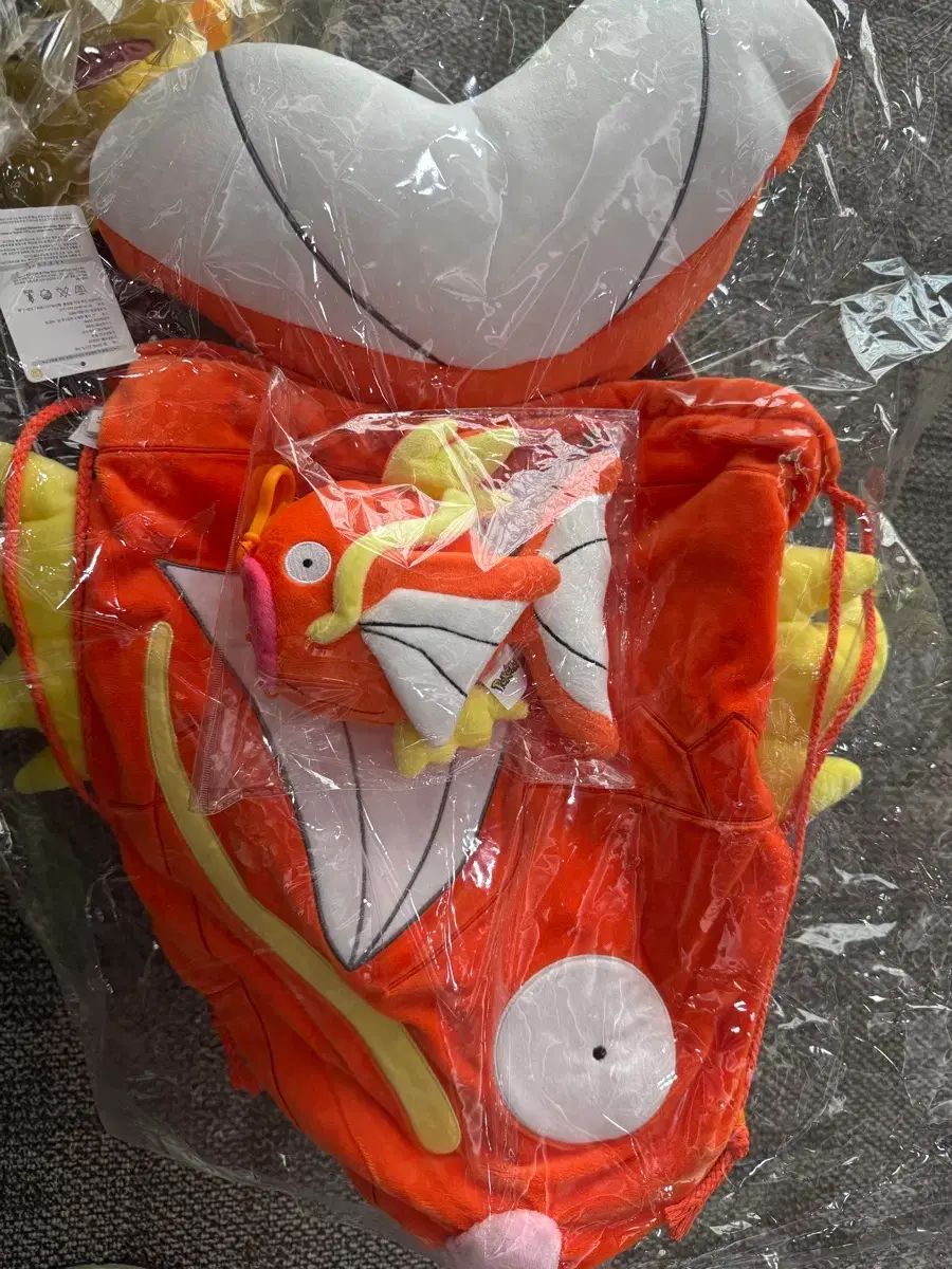 ポケモン スポーツデイ限定 コイキング サンダルバッグ & ぬいぐるみ ポーチ 9,000円
