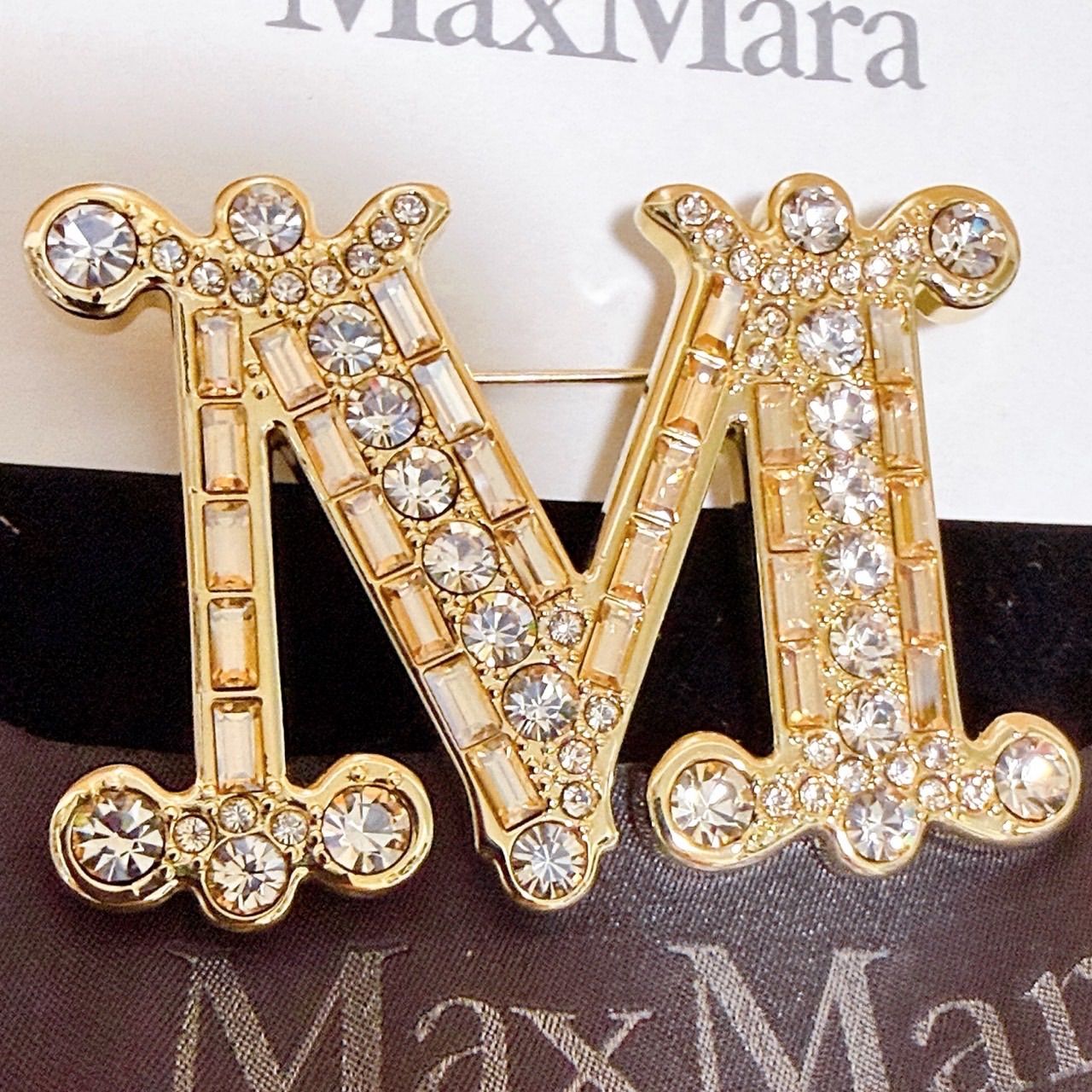 未使用) MaxMara(マックスマーラ)ブローチ Mモチーフ クリスタル