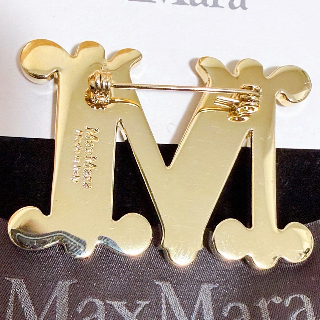未使用) MaxMara(マックスマーラ)ブローチ Mモチーフ クリスタル