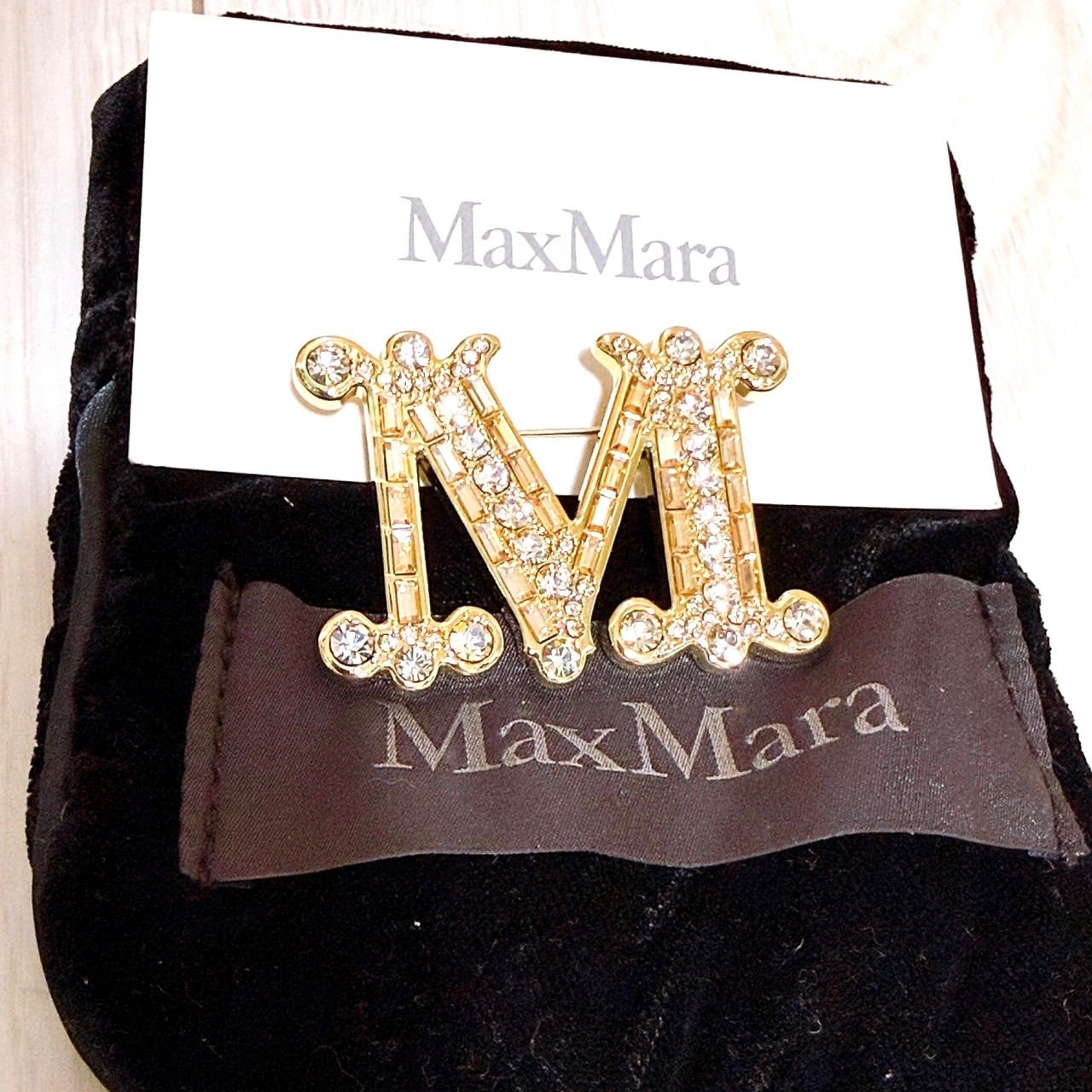 未使用 マックスマーラMaxMara Mロゴ ブローチ 未使用) MaxMara(マックスマーラ)ブローチ Mモチーフ クリスタル