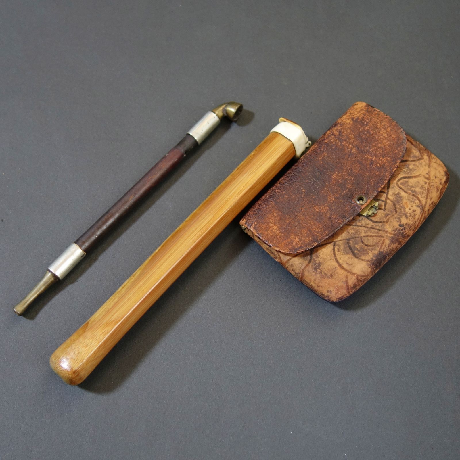 骨董逸品 【煙管 真鍮＋銀製 ／ 煙管筒 竹製 ／ 煙草入 革製 】 喫煙具 煙管 銀製 煙草入骨董 古美術 Ea25071808