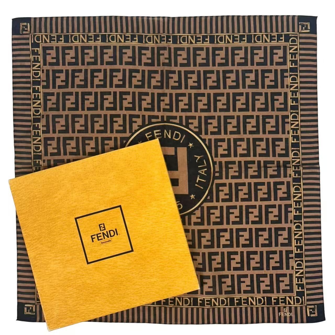 新品同様 FENDI フェンディ ズッカ柄 ロゴ ハンカチ ブラウン 箱付き