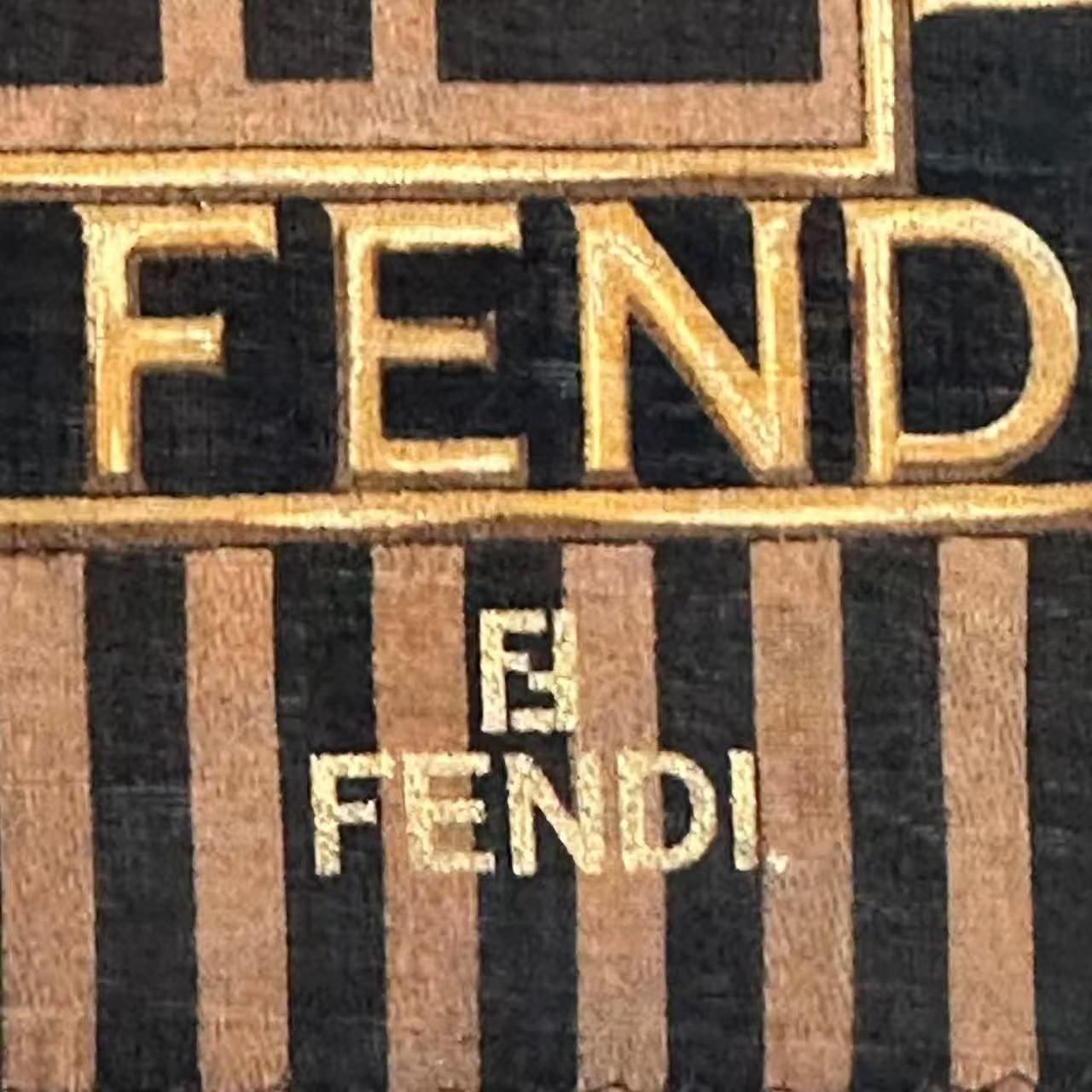 新品同様 FENDI フェンディ ズッカ柄 ロゴ ハンカチ ブラウン 箱付き 新品同様 FENDI フェンディ ズッカ柄 ロゴ ハンカチ ブラウン 箱付き