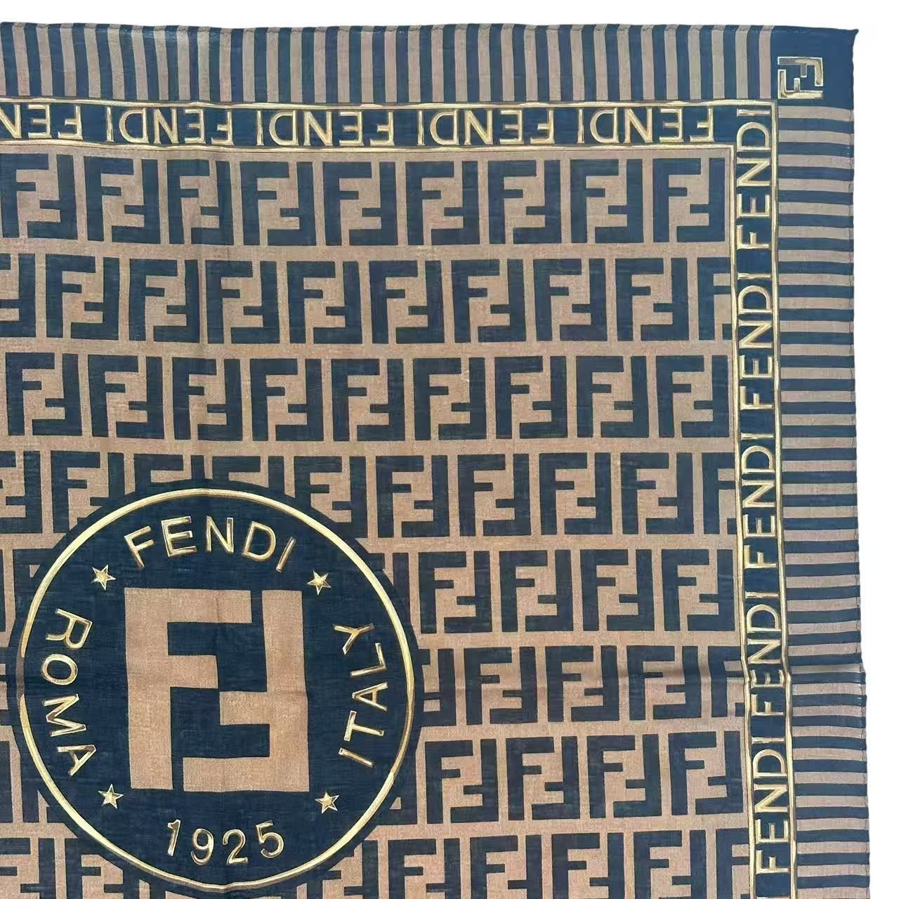 新品同様 FENDI フェンディ ズッカ柄 ロゴ ハンカチ ブラウン 箱付き 新品同様 FENDI フェンディ ズッカ柄 ロゴ ハンカチ ブラウン 箱付き