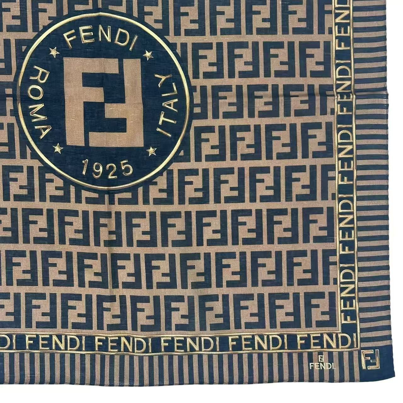新品同様 FENDI フェンディ ズッカ柄 ロゴ ハンカチ ブラウン 箱付き 新品同様 FENDI フェンディ ズッカ柄 ロゴ ハンカチ ブラウン 箱付き