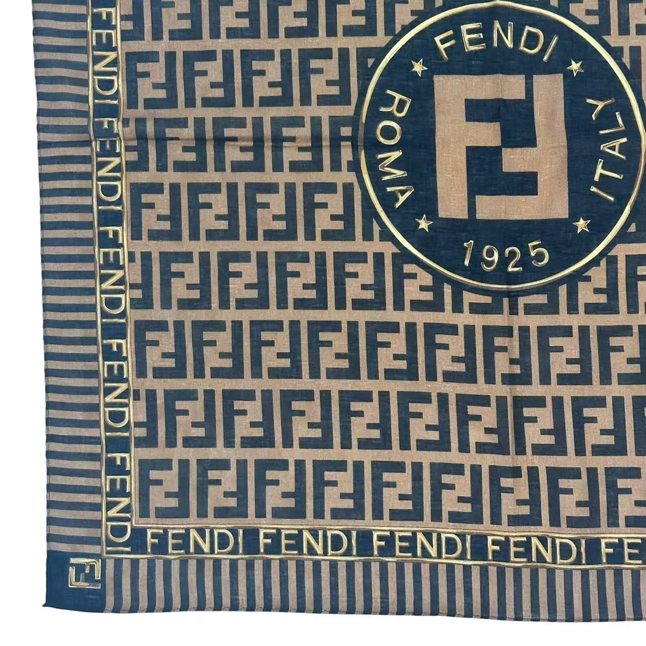 新品同様 FENDI フェンディ ズッカ柄 ロゴ ハンカチ ブラウン 箱付き 新品同様 FENDI フェンディ ズッカ柄 ロゴ ハンカチ ブラウン 箱付き