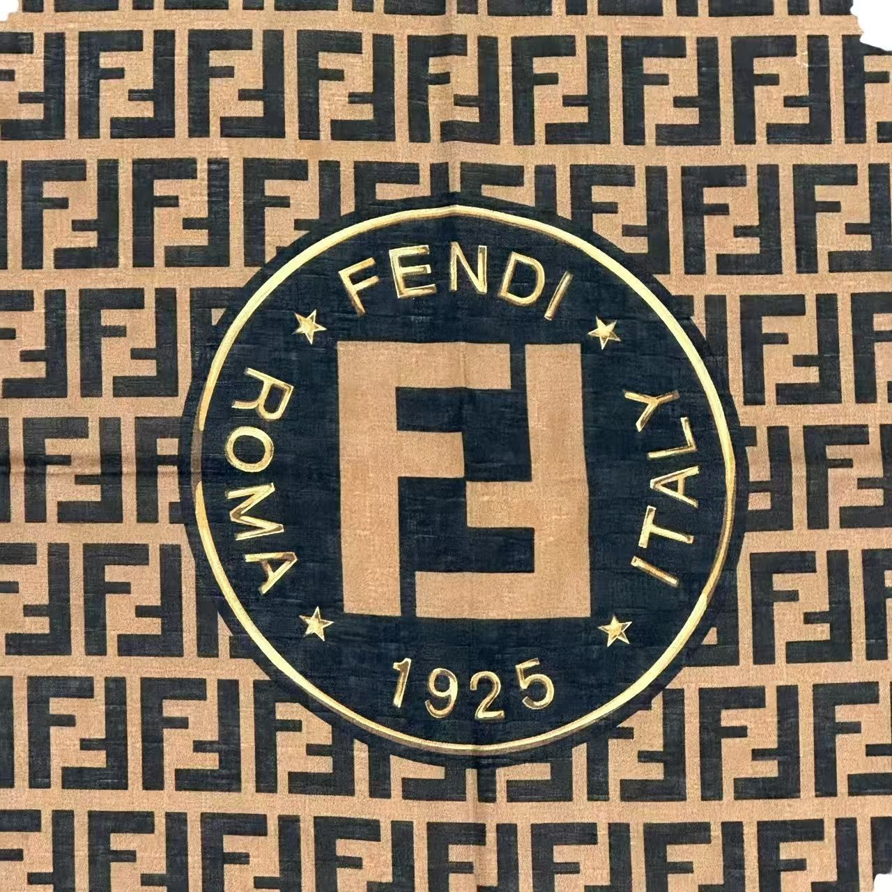 新品同様 FENDI フェンディ ズッカ柄 ロゴ ハンカチ ブラウン 箱付き 新品同様 FENDI フェンディ ズッカ柄 ロゴ ハンカチ ブラウン 箱付き