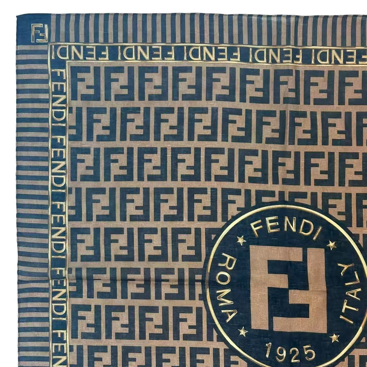 新品同様 FENDI フェンディ ズッカ柄 ロゴ ハンカチ ブラウン 箱付き 新品同様 FENDI フェンディ ズッカ柄 ロゴ ハンカチ ブラウン 箱付き