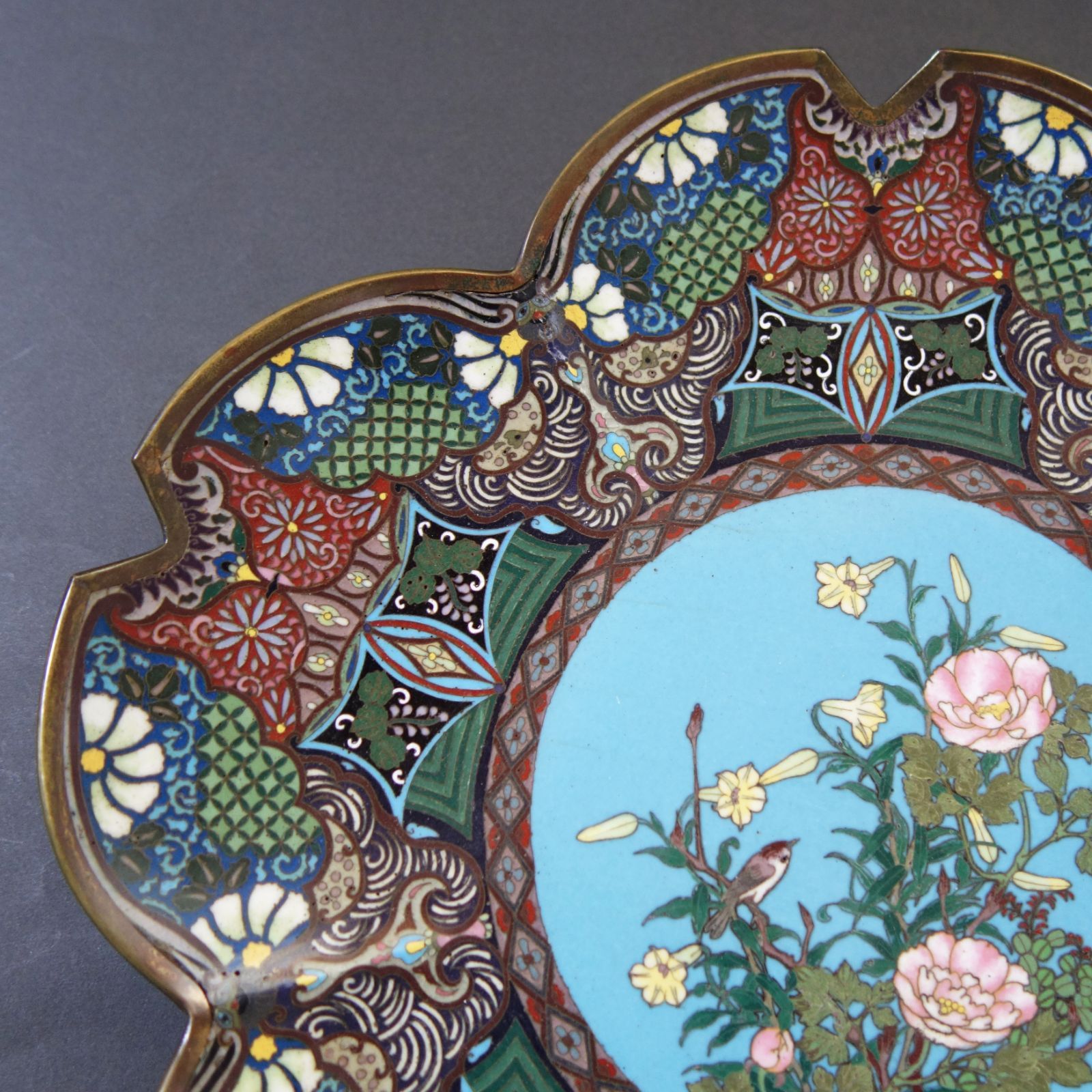 骨董逸品【桜花形 花鳥図 七宝飾皿】 七宝焼 七宝 飾皿 骨董 古美術 Dc25051501 骨董逸品【桜花形 花鳥図 七宝飾皿】 七宝焼 七宝 飾皿 骨董 古美術 Dc25051501