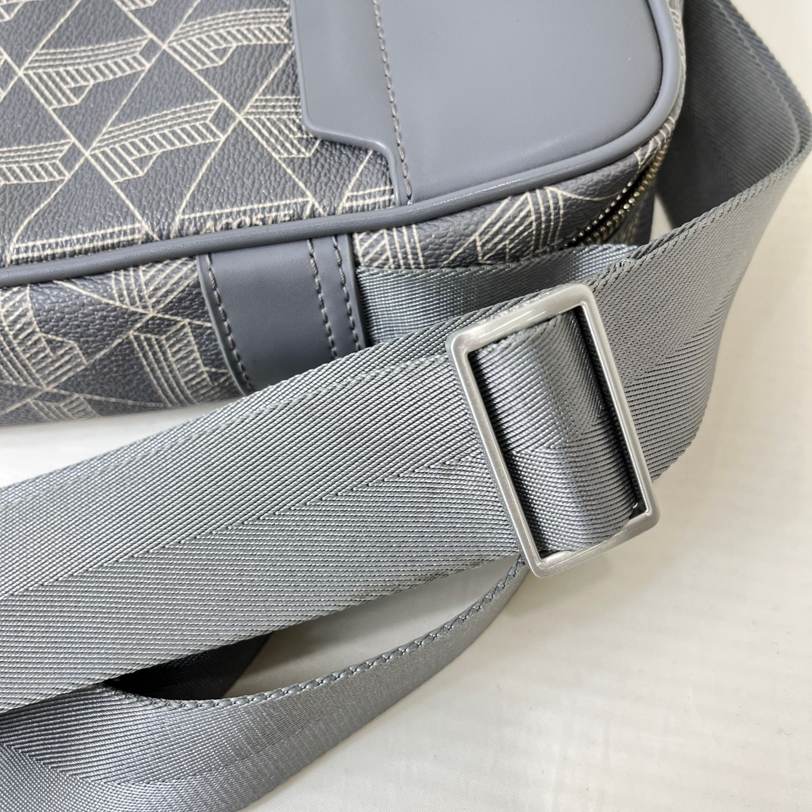LACOSTE ラコステ ショルダーバック グレー メンズ _266067 - メルカリ