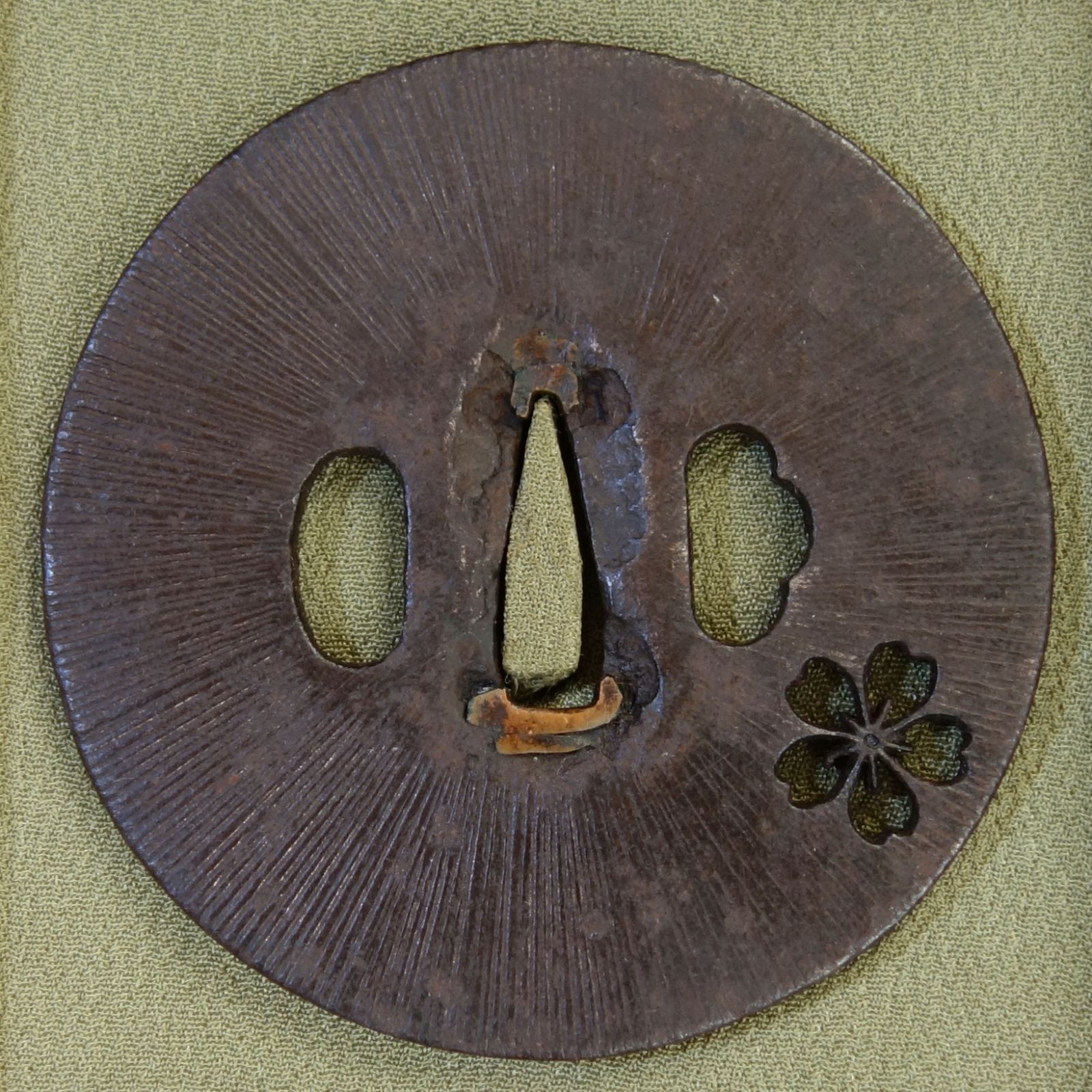骨董逸品【阿弥陀鑢桜花小透鍔 鉄地】 日本刀 刀装具 鍔 鐔 武具 江戸 骨董 古美術 Ac25043001
