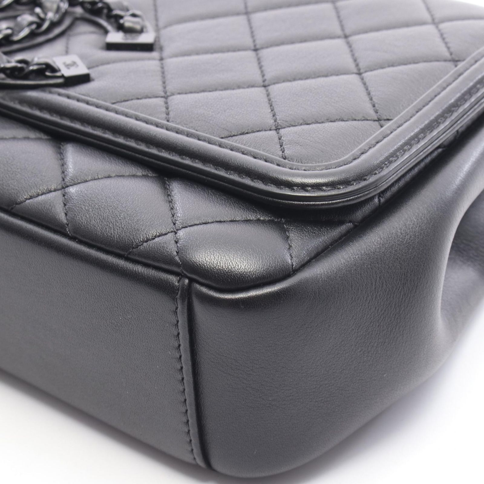 シャネル CHANEL ショルダーバッグ マトラッセ ブラック レザー