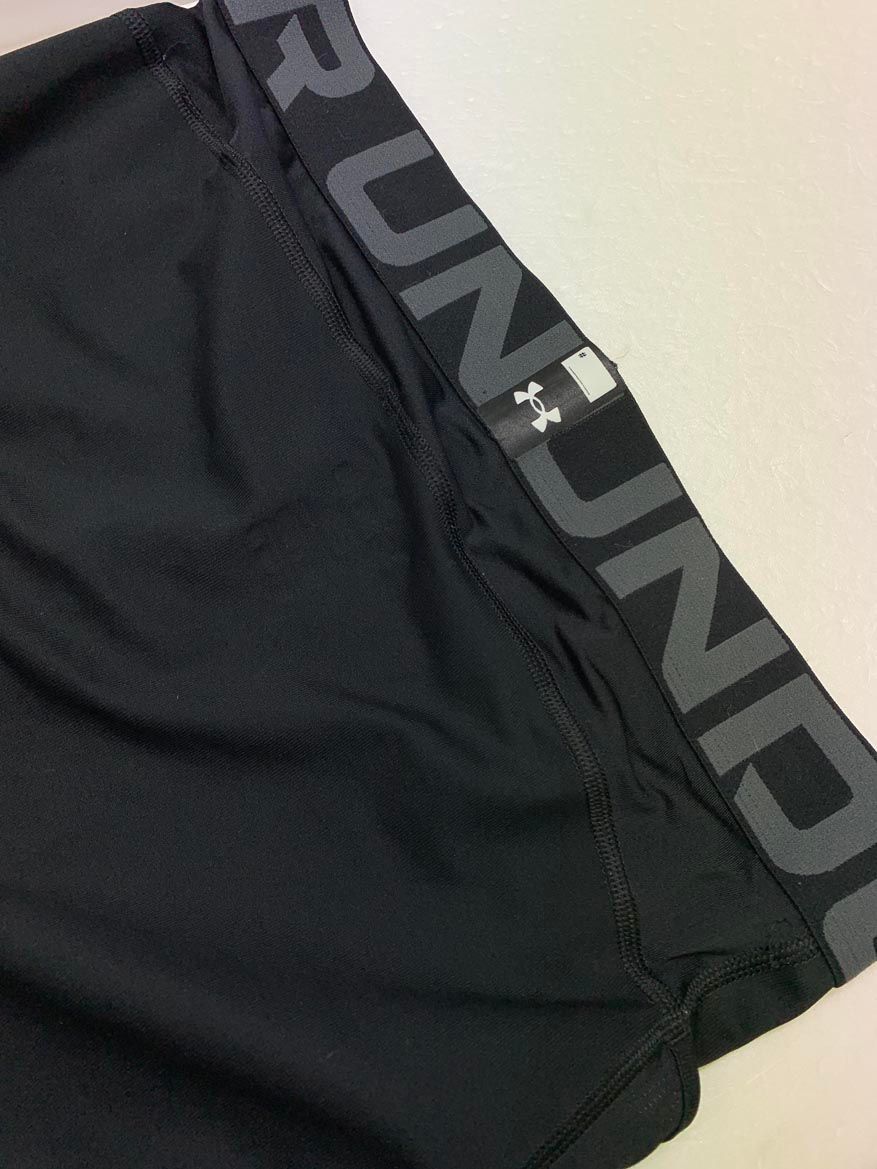 美品 UNDER ARMOUR アンダーアーマー 1381356 UAヒートギアアーマー