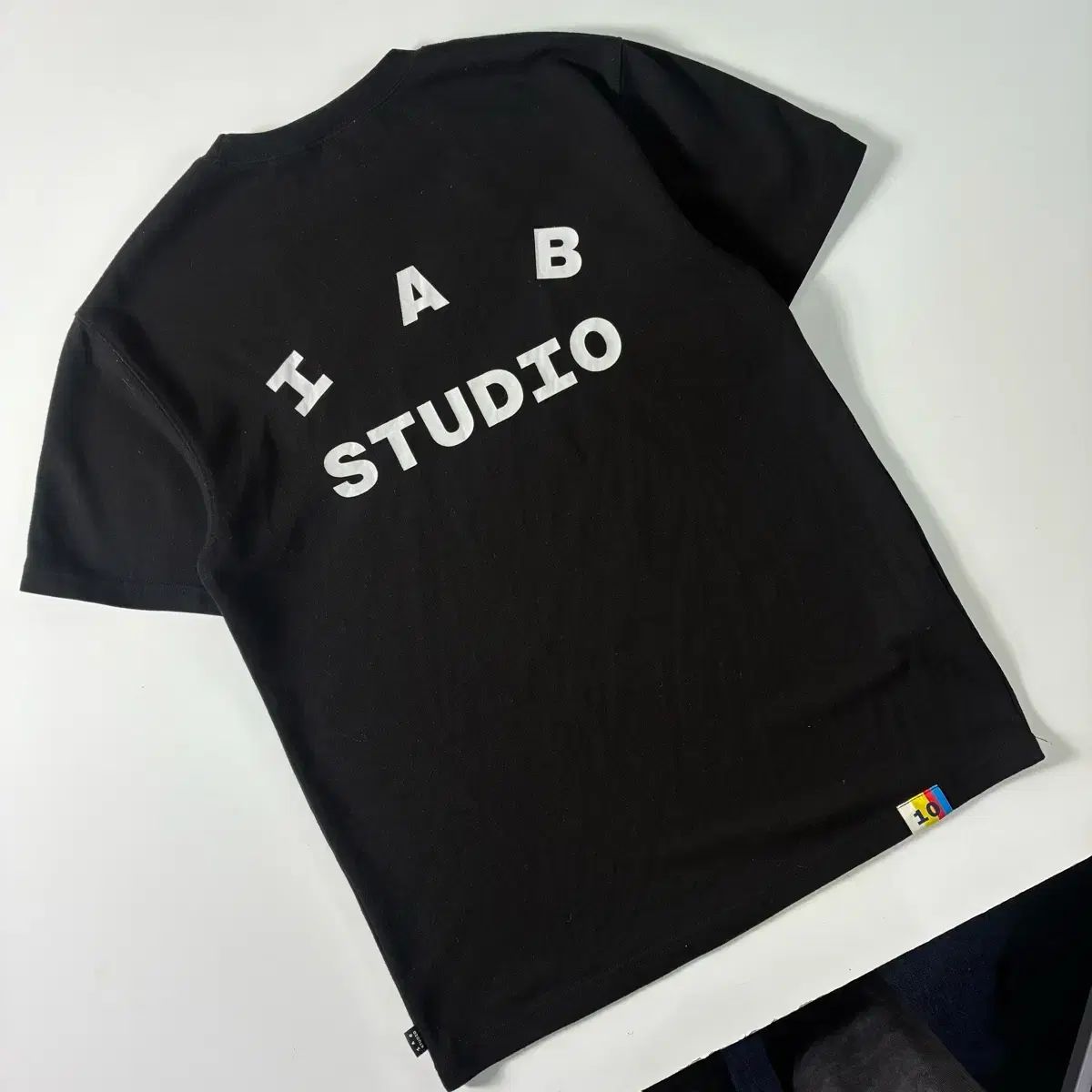 IAB Studio アイエプスタジオ Spellout ブラック 半袖Tシャツ