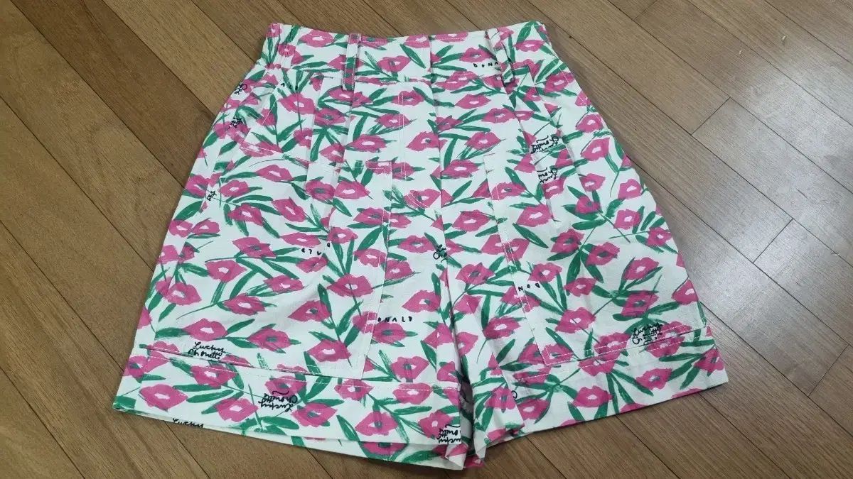 ラッキーシュエトゥ ハーフパンツ36 新品