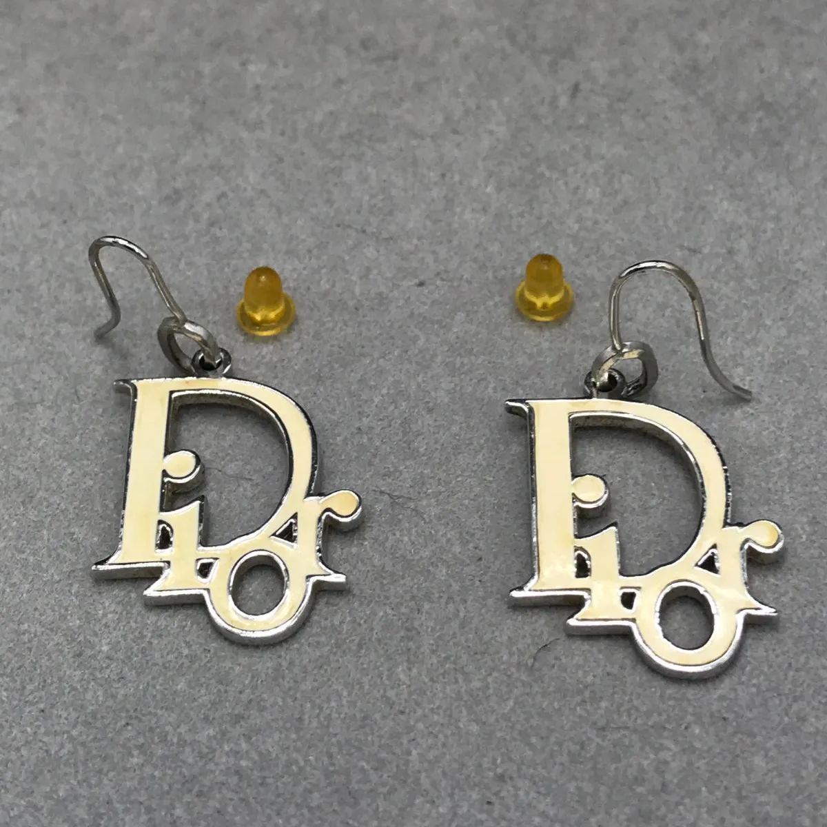 【美品】Christian Dior ディオール ピアス ヴィンテージ　レトロ Christian Dior ディオール ピアス フック式 ロゴモチーフ アイボリー