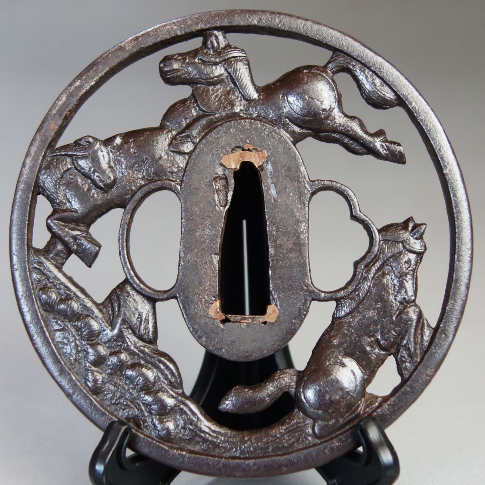 骨董逸品【三馬透鍔 鉄地】 日本刀 刀装具 鍔 鐔 武具 江戸 骨董 古美術 Ac26030802