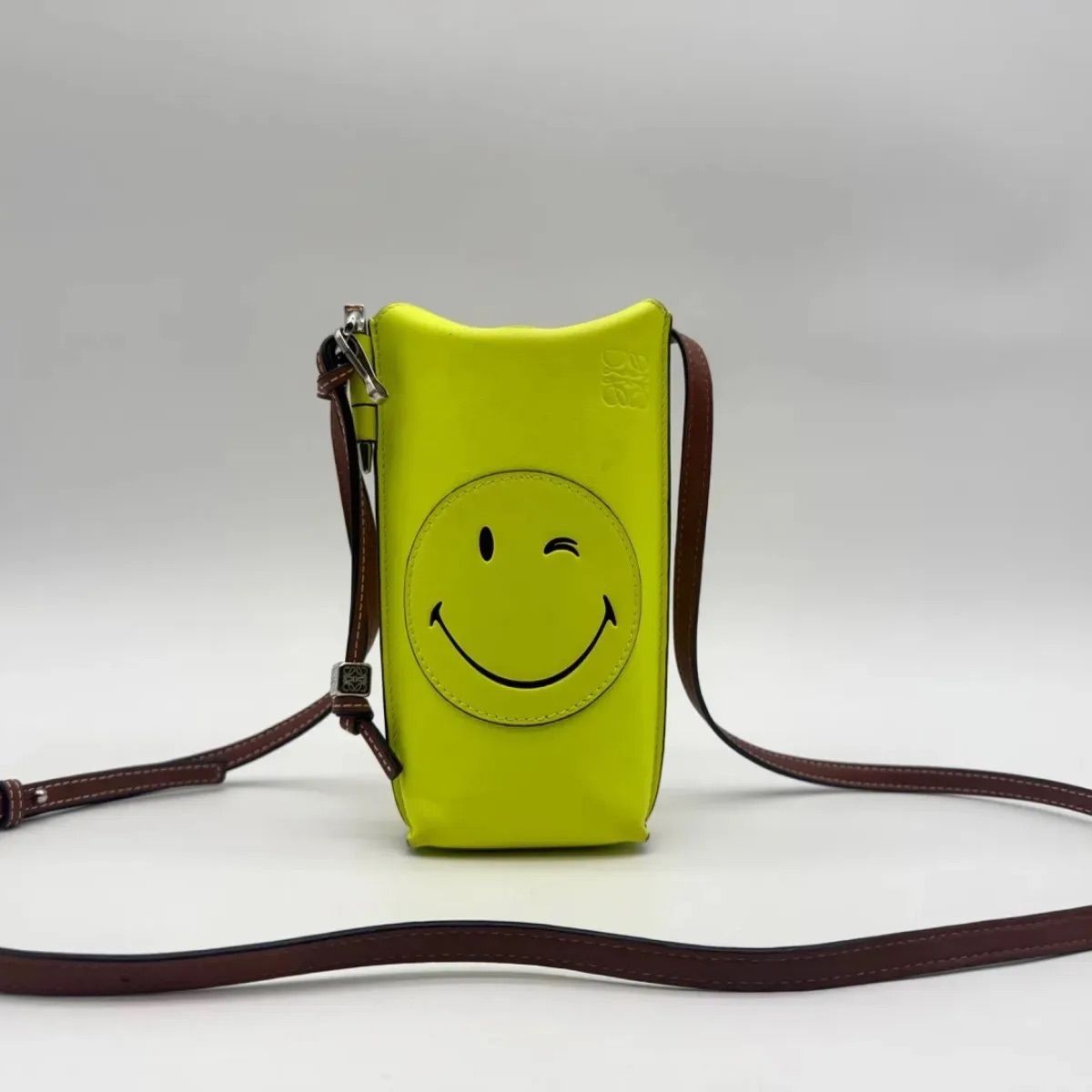 人気✨LOEWE ロエベ ショルダーバッグ ゲートポケット ポーチ スマイリー ウインク イエロー ブラウン レザー
