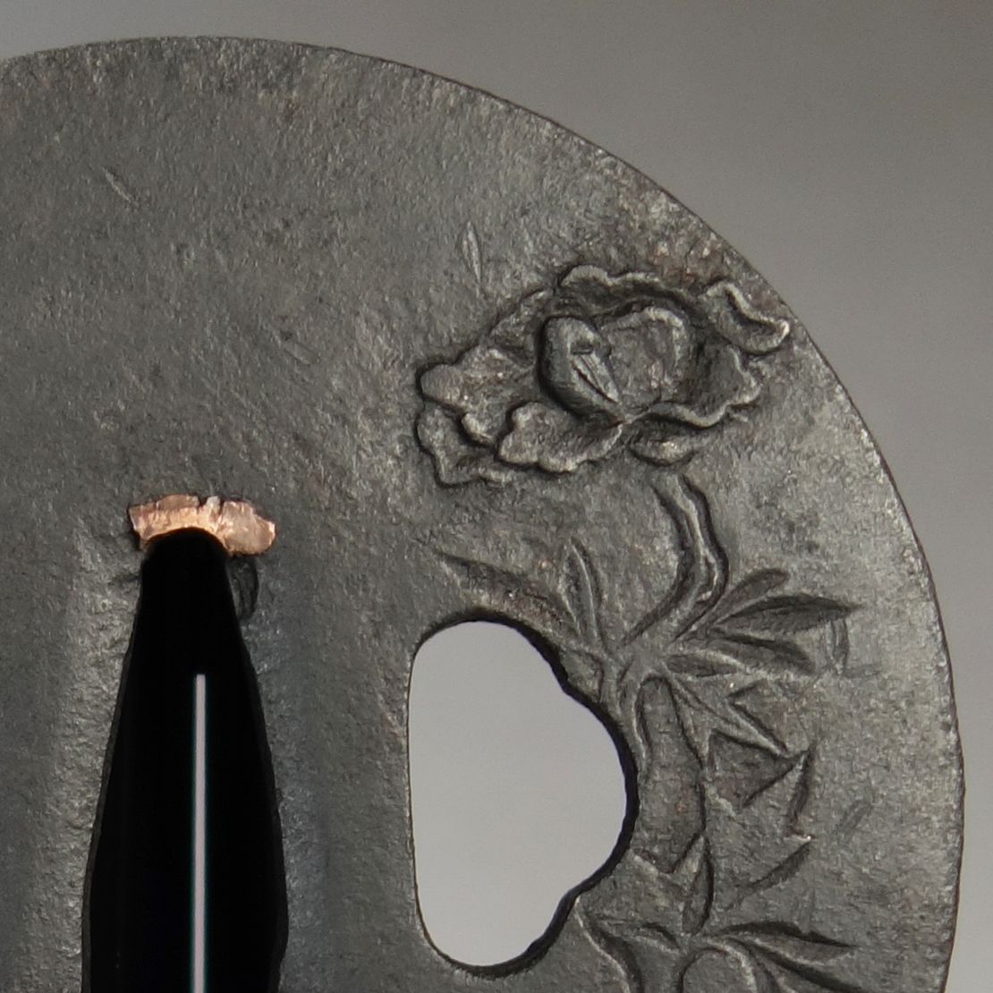 骨董逸品【獅子牡丹図鍔 片切彫 高肉彫 鉄地】 日本刀 刀装具 鍔 鐔 武具 江戸 骨董 古美術 Ac26030810