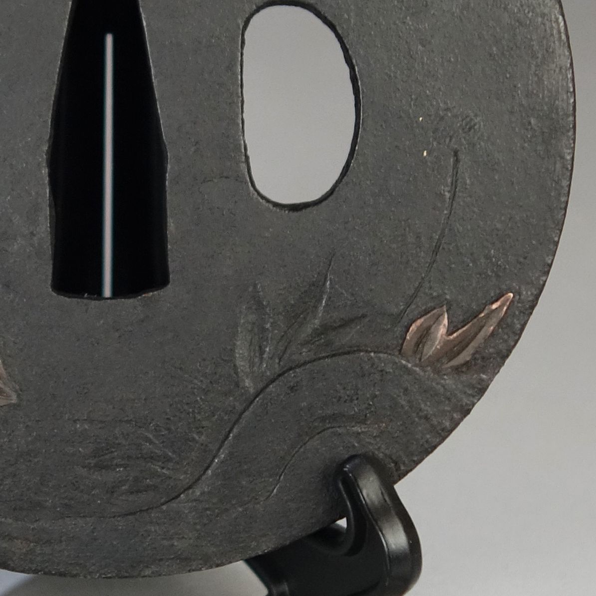 骨董逸品【獅子牡丹図鍔 片切彫 高肉彫 鉄地】 日本刀 刀装具 鍔 鐔 武具 江戸 骨董 古美術 Ac26030810