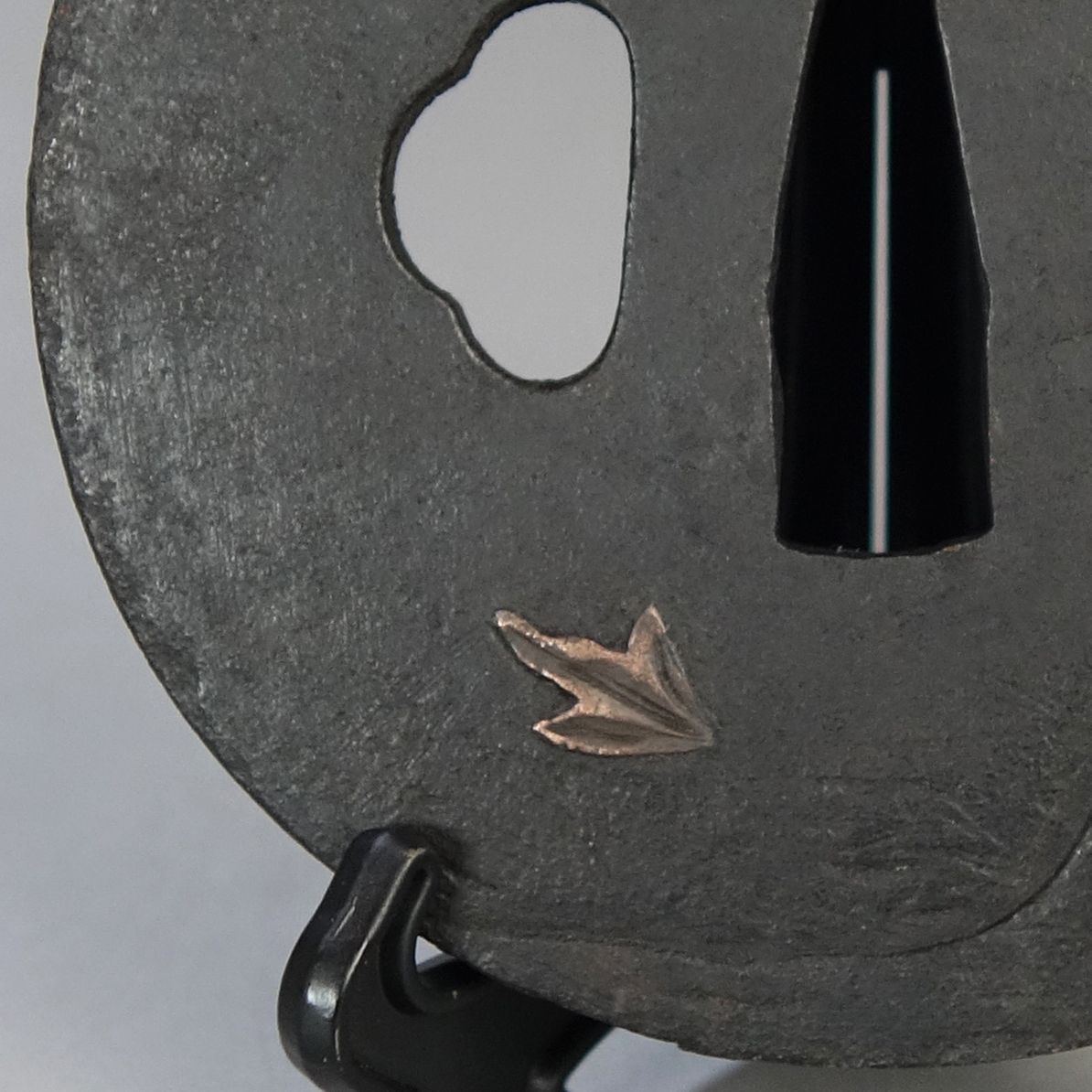 骨董逸品【獅子牡丹図鍔 片切彫 高肉彫 鉄地】 日本刀 刀装具 鍔 鐔 武具 江戸 骨董 古美術 Ac26030810