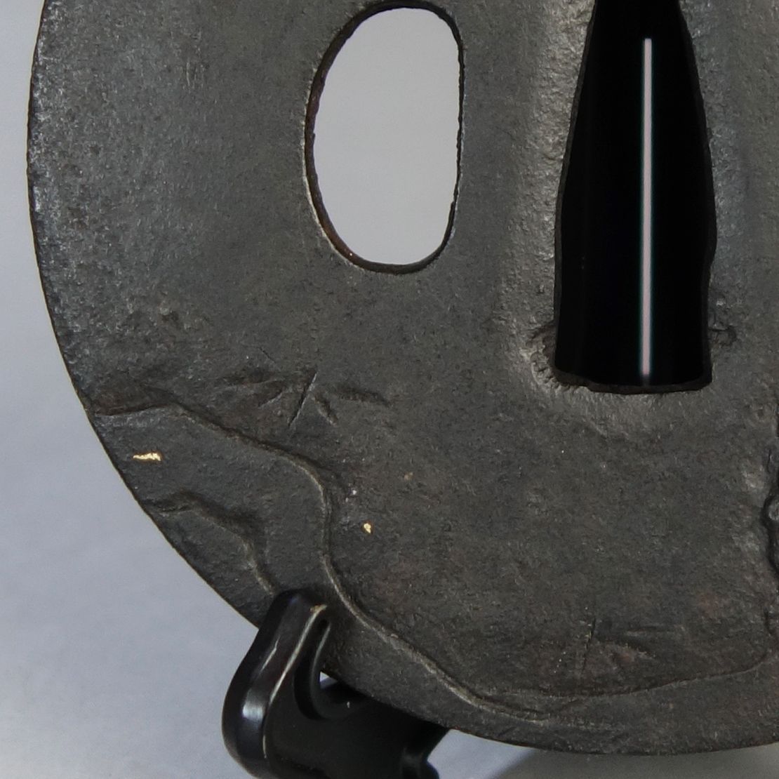 骨董逸品【獅子牡丹図鍔 片切彫 高肉彫 鉄地】 日本刀 刀装具 鍔 鐔 武具 江戸 骨董 古美術 Ac26030810