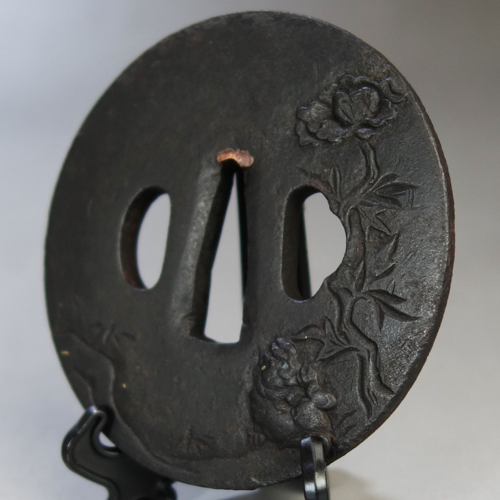 骨董逸品【獅子牡丹図鍔 片切彫 高肉彫 鉄地】 日本刀 刀装具 鍔 鐔 武具 江戸 骨董 古美術 Ac26030810