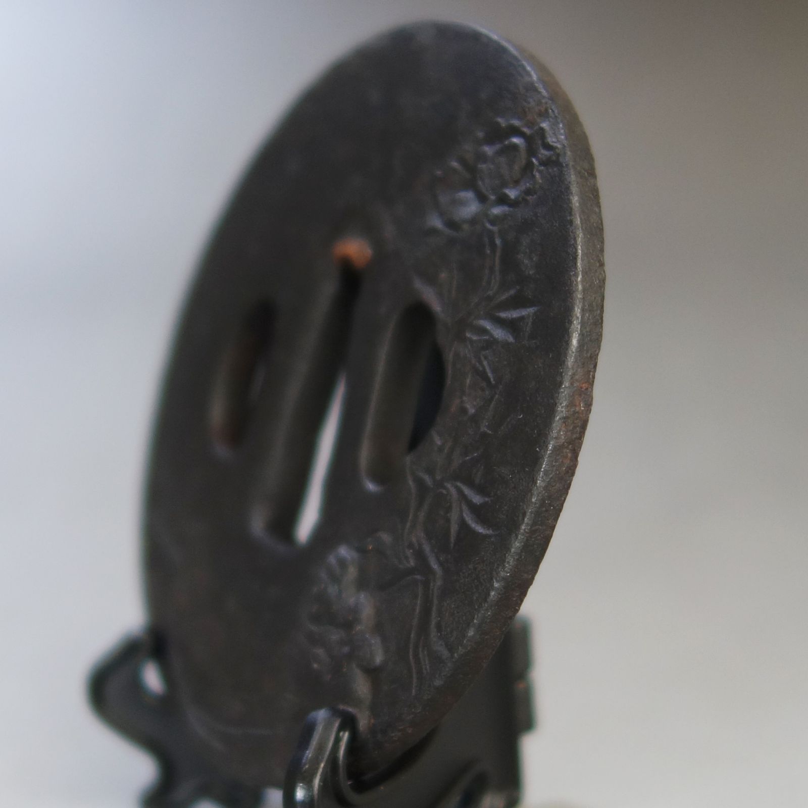 骨董逸品【獅子牡丹図鍔 片切彫 高肉彫 鉄地】 日本刀 刀装具 鍔 鐔 武具 江戸 骨董 古美術 Ac26030810