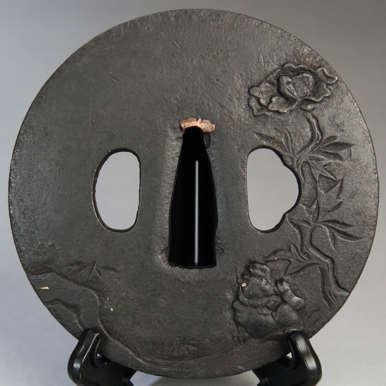 骨董逸品【獅子牡丹図鍔 片切彫 高肉彫 鉄地】 日本刀 刀装具 鍔 鐔 武具 江戸 骨董 古美術 Ac26030810
