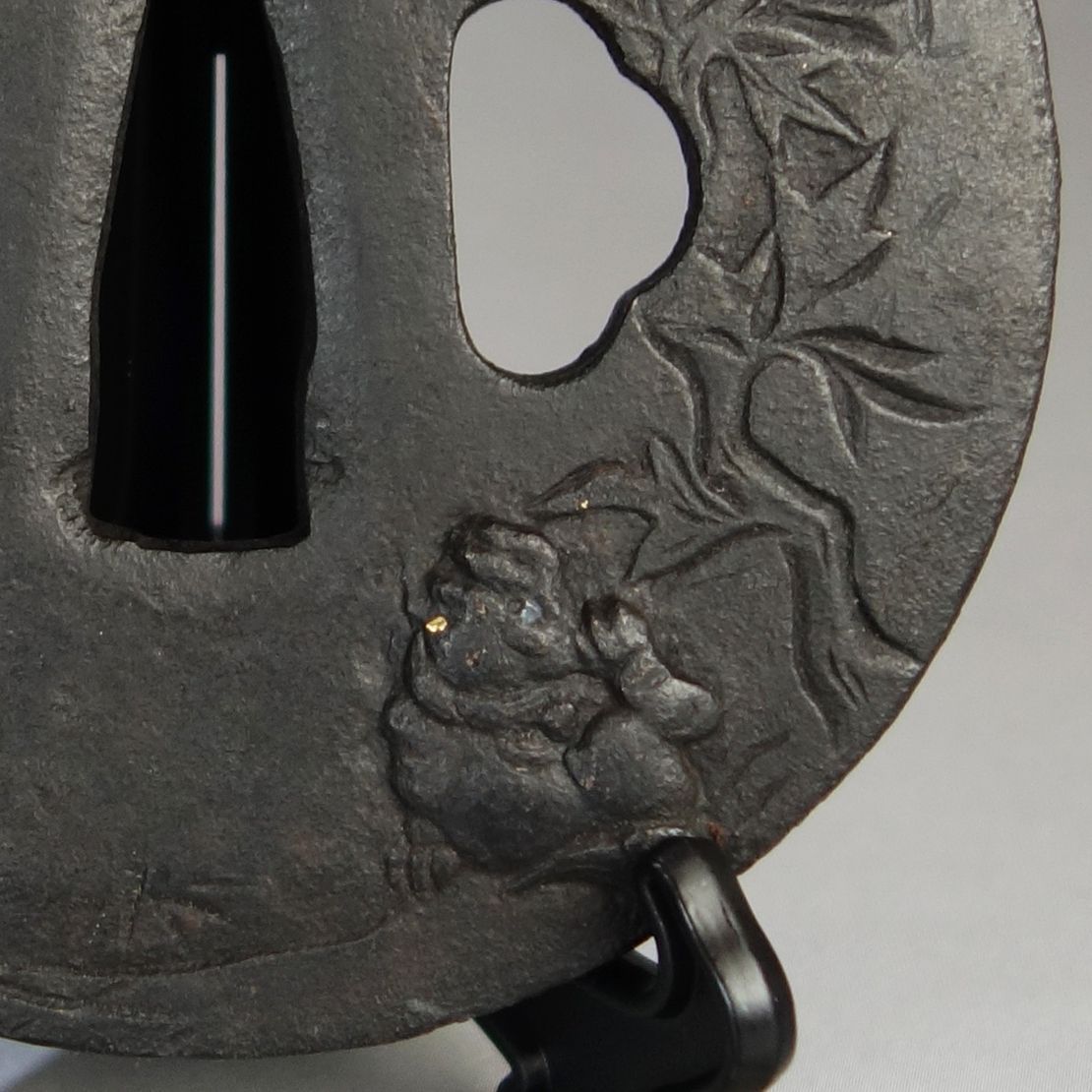 骨董逸品【獅子牡丹図鍔 片切彫 高肉彫 鉄地】 日本刀 刀装具 鍔 鐔 武具 江戸 骨董 古美術 Ac26030810