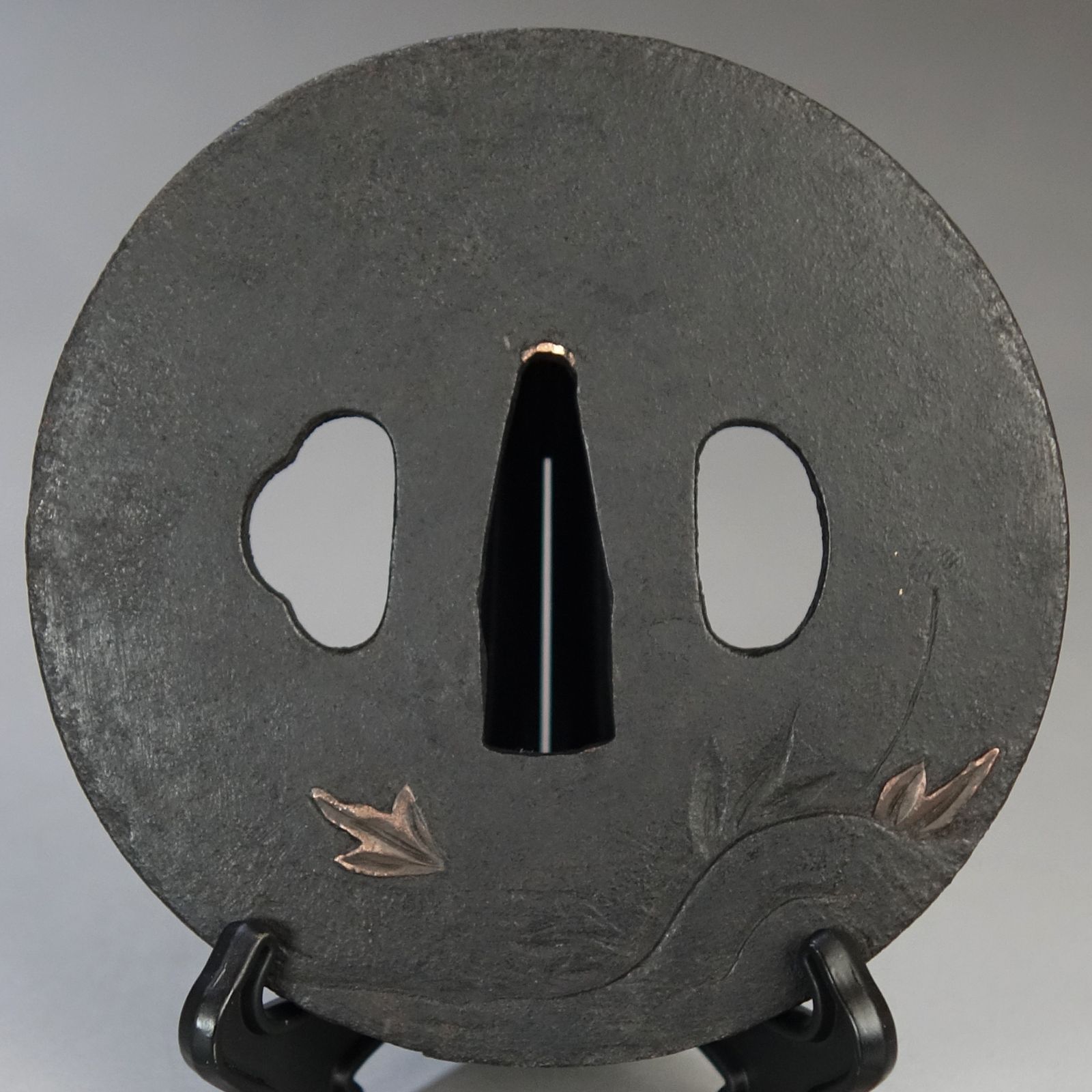 骨董逸品【獅子牡丹図鍔 片切彫 高肉彫 鉄地】 日本刀 刀装具 鍔 鐔 武具 江戸 骨董 古美術 Ac26030810