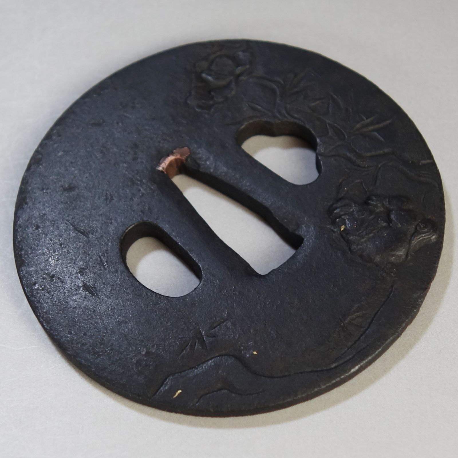 骨董逸品【獅子牡丹図鍔 片切彫 高肉彫 鉄地】 日本刀 刀装具 鍔 鐔 武具 江戸 骨董 古美術 Ac26030810