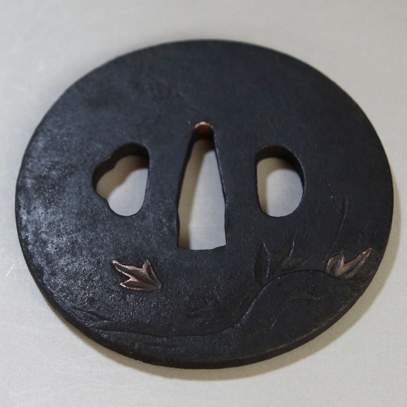 骨董逸品【獅子牡丹図鍔 片切彫 高肉彫 鉄地】 日本刀 刀装具 鍔 鐔 武具 江戸 骨董 古美術 Ac26030810