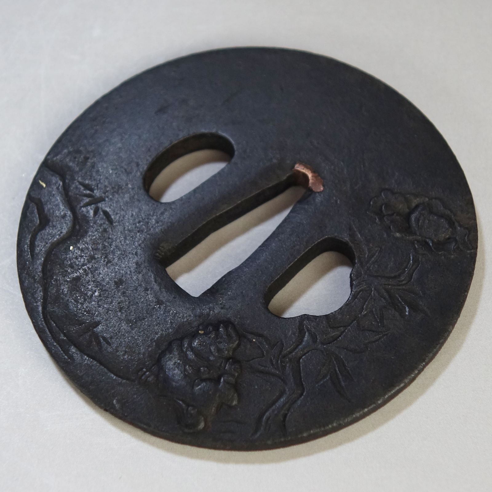 骨董逸品【獅子牡丹図鍔 片切彫 高肉彫 鉄地】 日本刀 刀装具 鍔 鐔 武具 江戸 骨董 古美術 Ac26030810