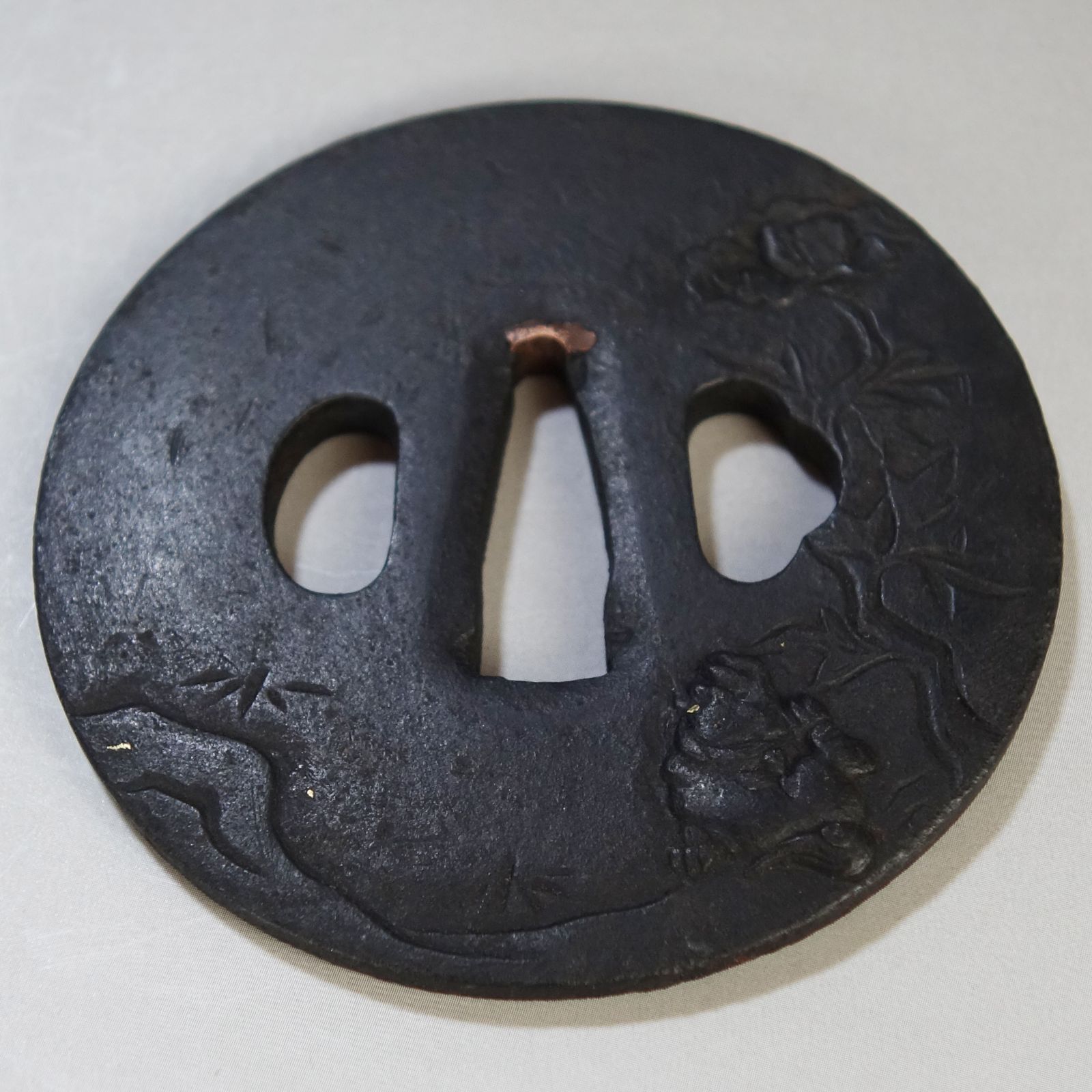 骨董逸品【獅子牡丹図鍔 片切彫 高肉彫 鉄地】 日本刀 刀装具 鍔 鐔 武具 江戸 骨董 古美術 Ac26030810