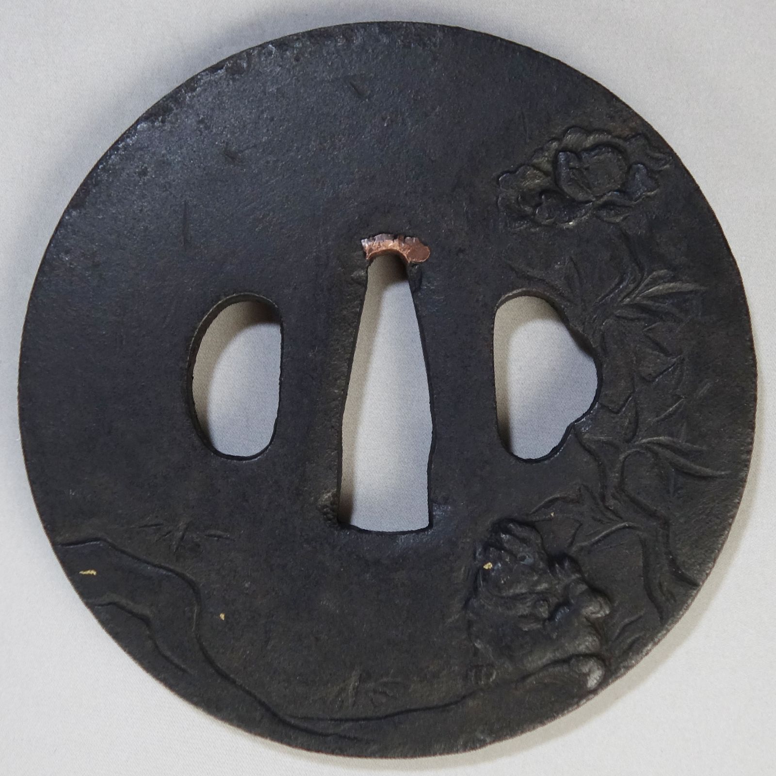 骨董逸品【獅子牡丹図鍔 片切彫 高肉彫 鉄地】 日本刀 刀装具 鍔 鐔 武具 江戸 骨董 古美術 Ac26030810