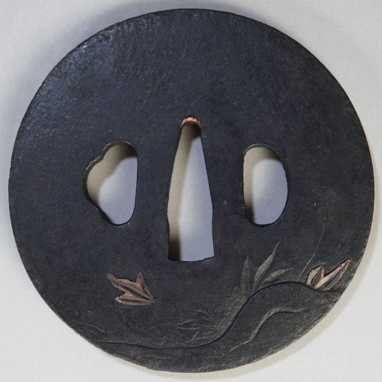 骨董逸品【獅子牡丹図鍔 片切彫 高肉彫 鉄地】 日本刀 刀装具 鍔 鐔 武具 江戸 骨董 古美術 Ac26030810