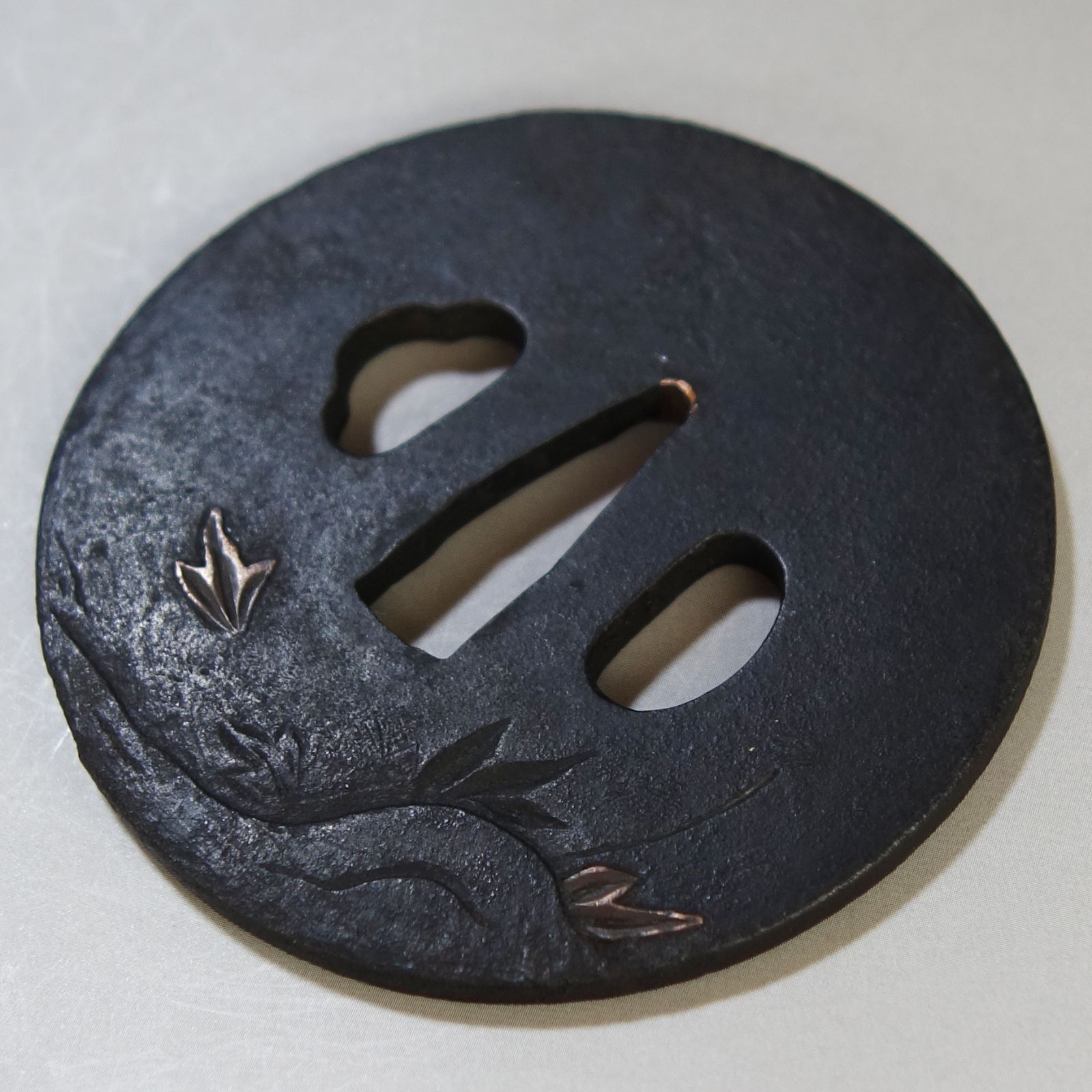 骨董逸品【獅子牡丹図鍔 片切彫 高肉彫 鉄地】 日本刀 刀装具 鍔 鐔 武具 江戸 骨董 古美術 Ac26030810