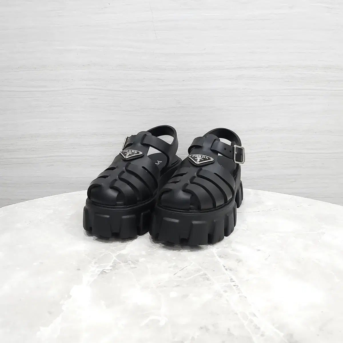36 / PRADA プラダ フォーム ラバー モノリス 三角ロゴ サンダル 1X853M 81,983円