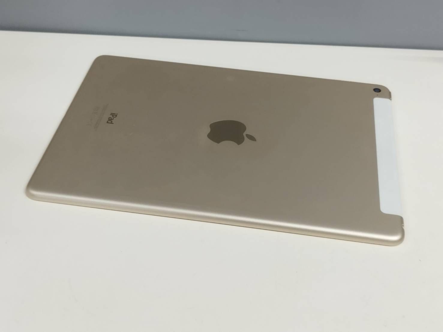 Wi-Fi+セルラー】iPad Air 2/9.7インチ/A1567/16GB〈MH1C2J/A