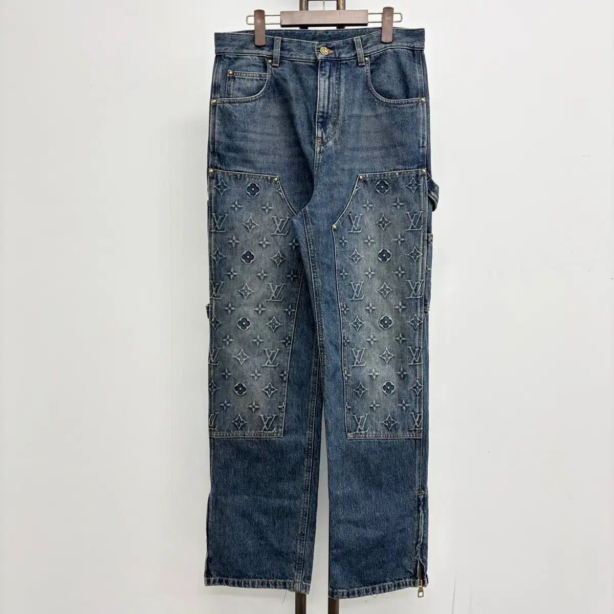 30 Louis Vuitton LVロゴ カーペンター デニムパンツ
