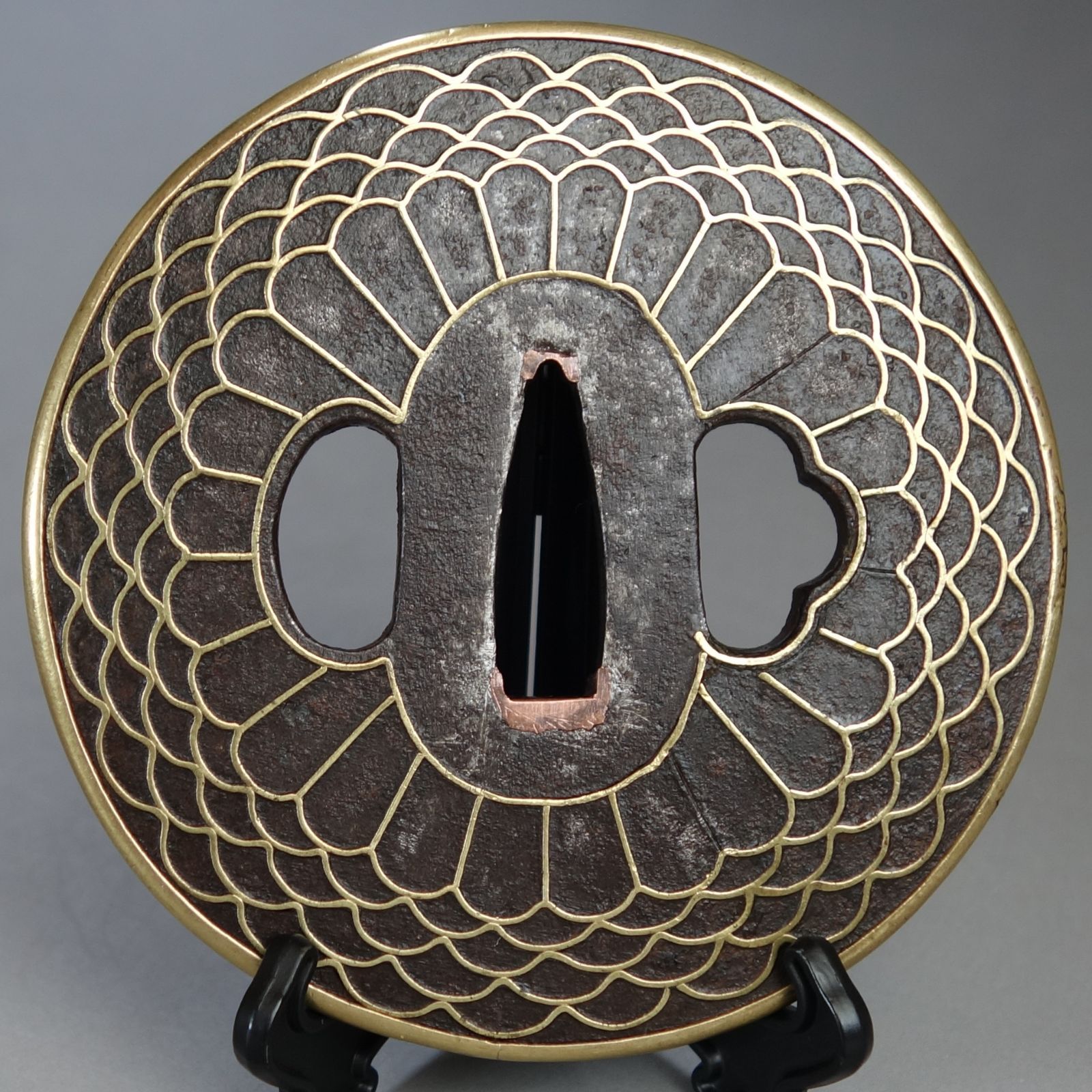 骨董逸品【菊花図鍔 平安城象嵌 真鍮覆輪 鉄地】(鍔箱付き) 日本刀 刀装具 鍔 鐔 武具 江戸 骨董 古美術 Ac26032801