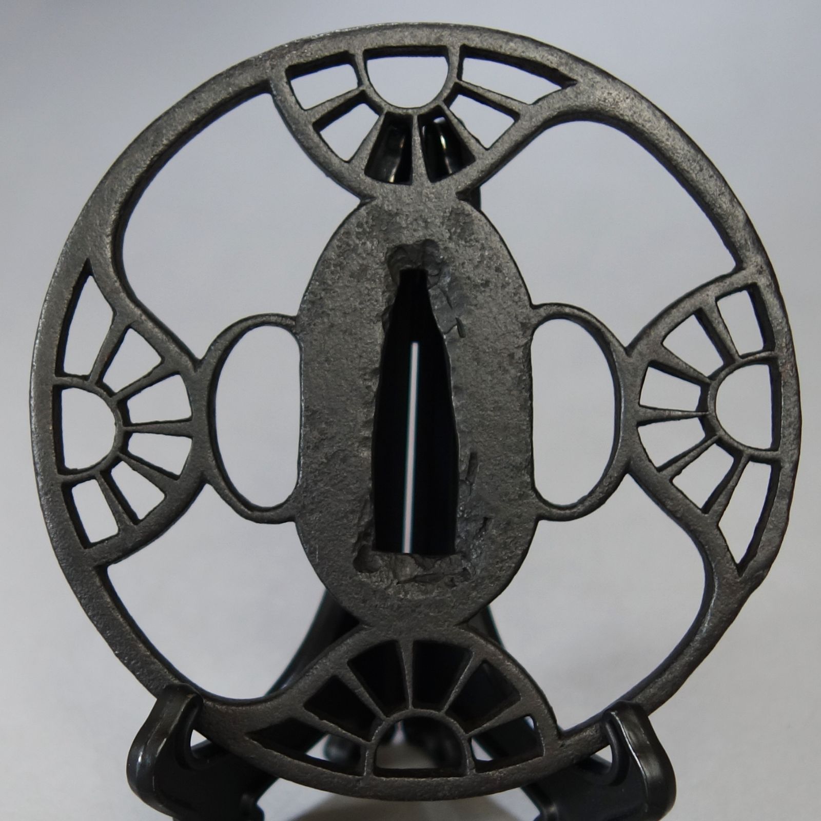 骨董逸品【四ツ車透鍔 鉄地】 日本刀 刀装具 鍔 鐔 武具 江戸 骨董 古美術 Ac26041301
