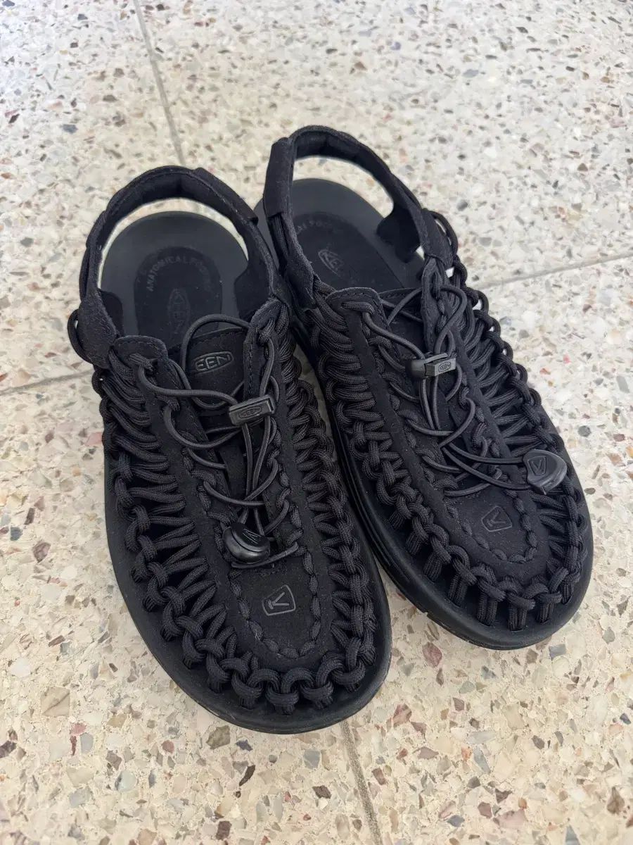 在庫整理 キーン(KEEN) ユニーク スニーカー サンダル 230(225)