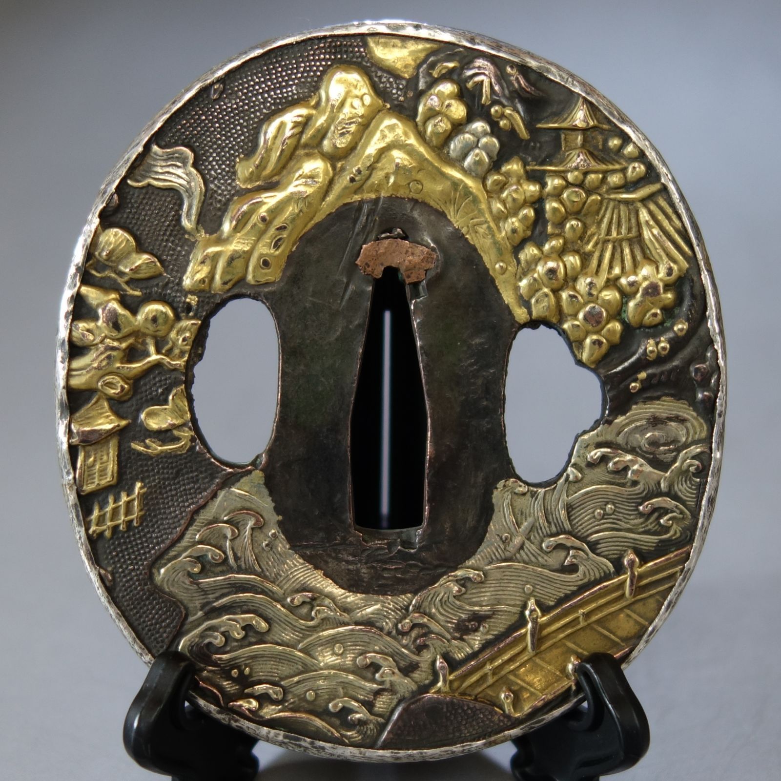 骨董逸品【山水風景図鍔 うっとり象嵌 鍍金 赤銅魚々子地 銀覆輪】(鍔箱付き) 日本刀 刀装具 鍔 鐔 武具 江戸 骨董 古美術 Ac26042101