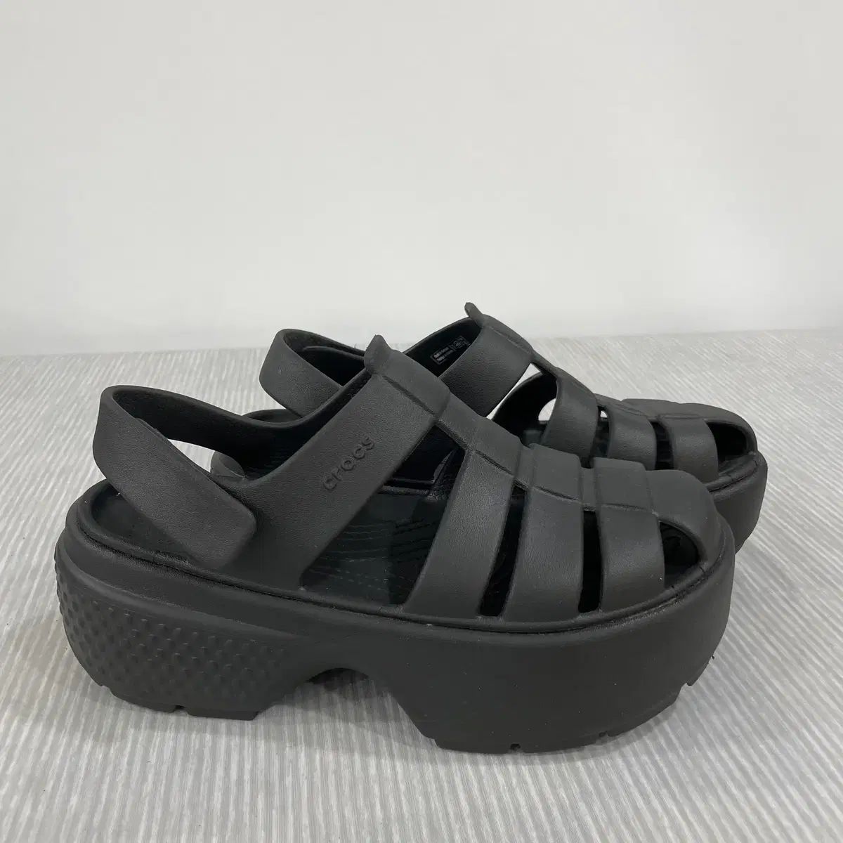 クロックス ストンプ フィッシャーマン サンダル (M6W8)