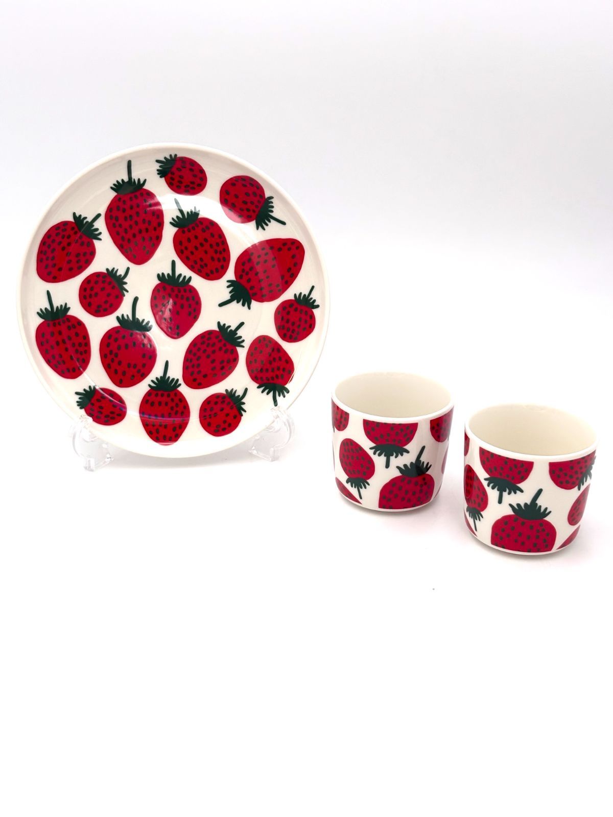 【未使用保管品】マリメッコ　marimekko　マンシッカ　Mansikka　いちご柄　いちご　プレート　20㎝　ラテマグ　3点セット