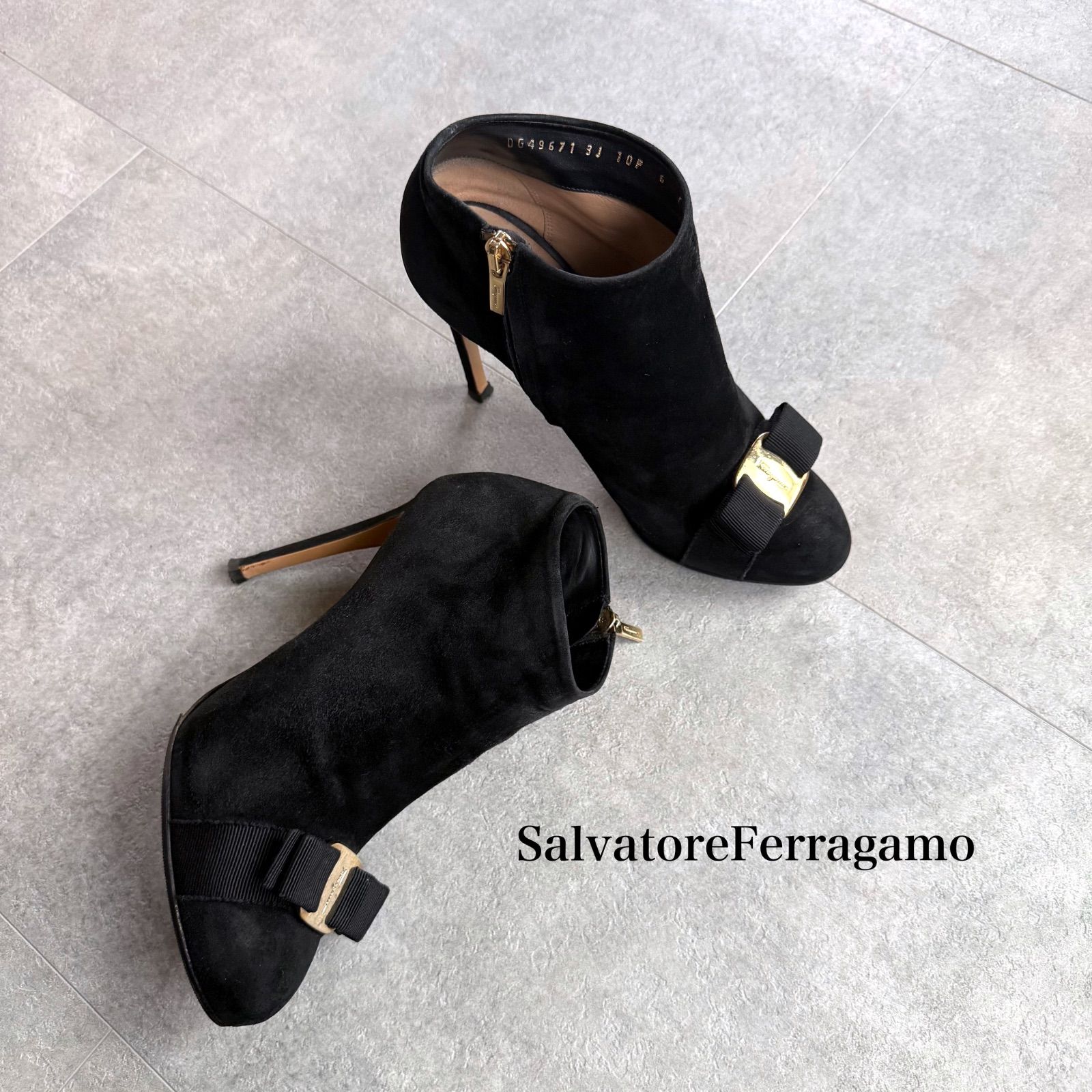 SalvatoreFerragamo サルヴァトーレフェラガモ ヴァラリボン スエード ショートブーツ ブーティ ブラック ゴールド金具 6C レディースシューズ 23.5cm