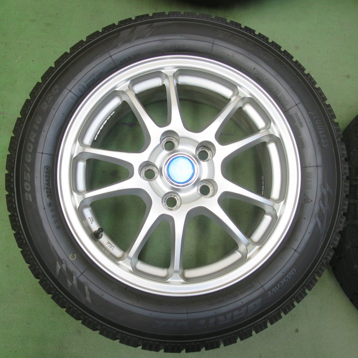バリ溝！23年！キレイ！9.5分以上☆スタッドレス 205/60R16 トーヨー 