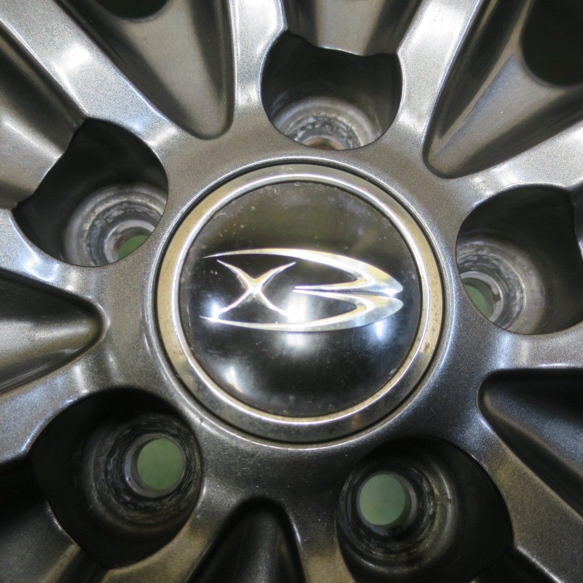 バリ溝！22年！9.5分以上☆プリウス 等 215/45R17 スタッドレス
